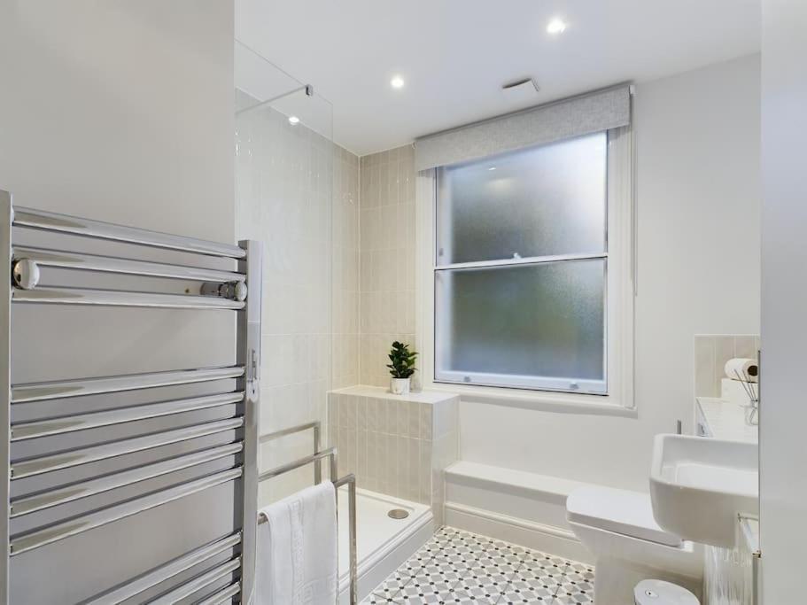 Ferienwohnung The Grove King Bed Wi-Fi Ev Charger Cheltenham Exterior foto